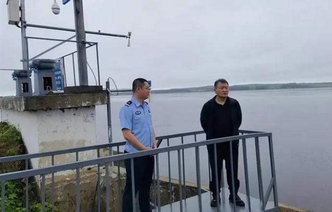 双鸭山市友谊县河道总警长张锋同志深入凤岗镇检查防汛工作